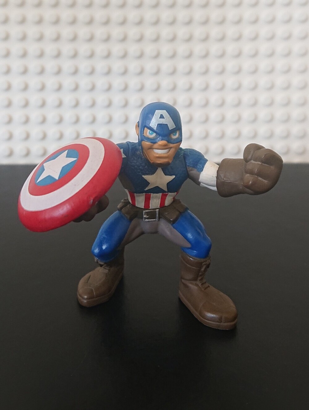 2007 Marvel Hasbro - Avengers Captain America 2" Figure - Super Hero Squad